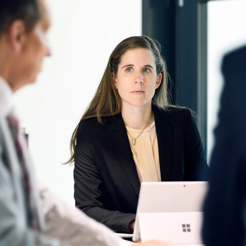 MLaw Antonia Ulrich der Kanzlei KLG&P aus Schwyz bei einem Gespräch